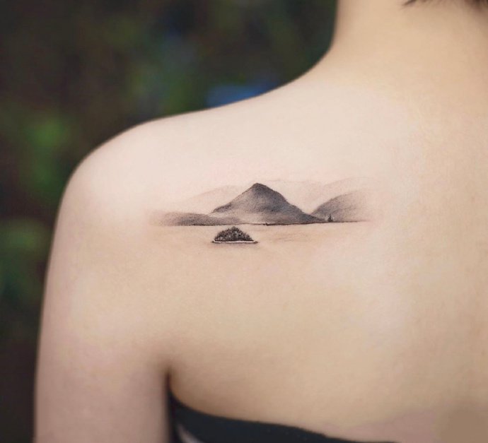 女性肩上的9张小清新纹身图片