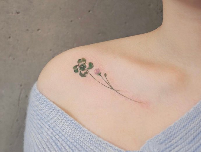 女性肩上的9张小清新纹身图片