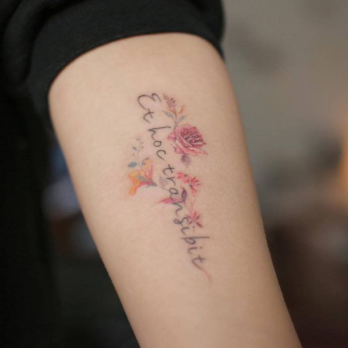 跟花有关的小清新纹身图片9张