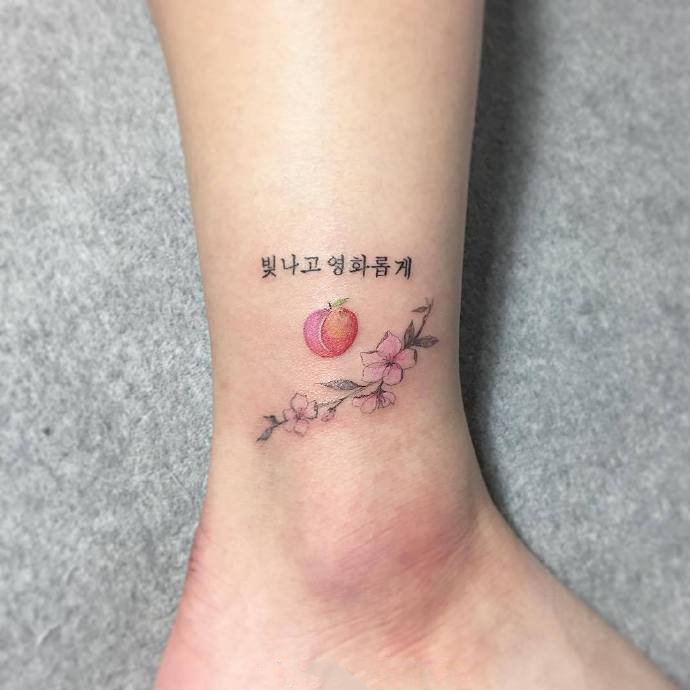 跟花有关的小清新纹身图片9张