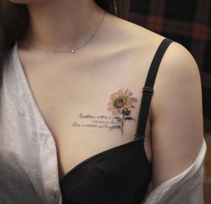 女性身上的简单小图案纹身图片9张