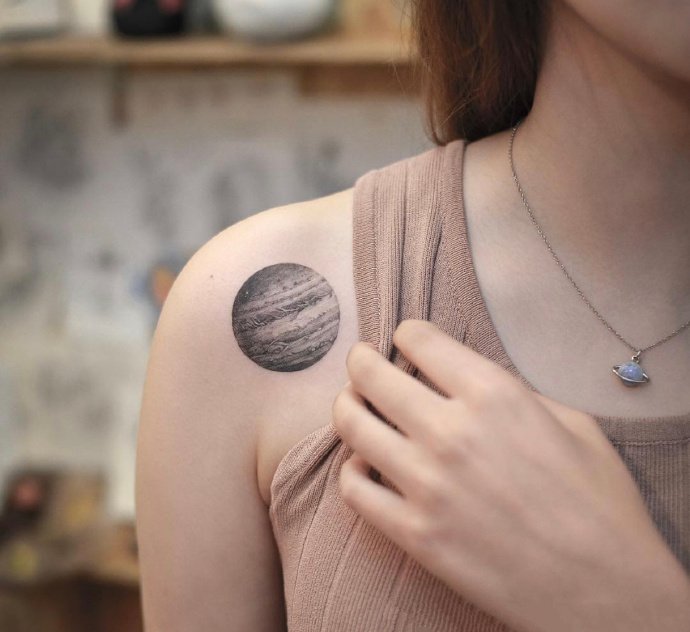 女性身上的简单小图案纹身图片9张