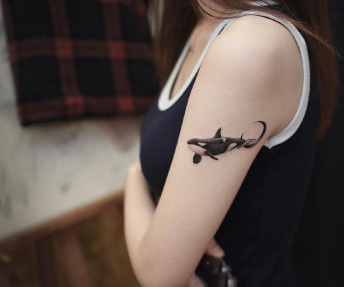 女性身上的简单小图案纹身图片9张