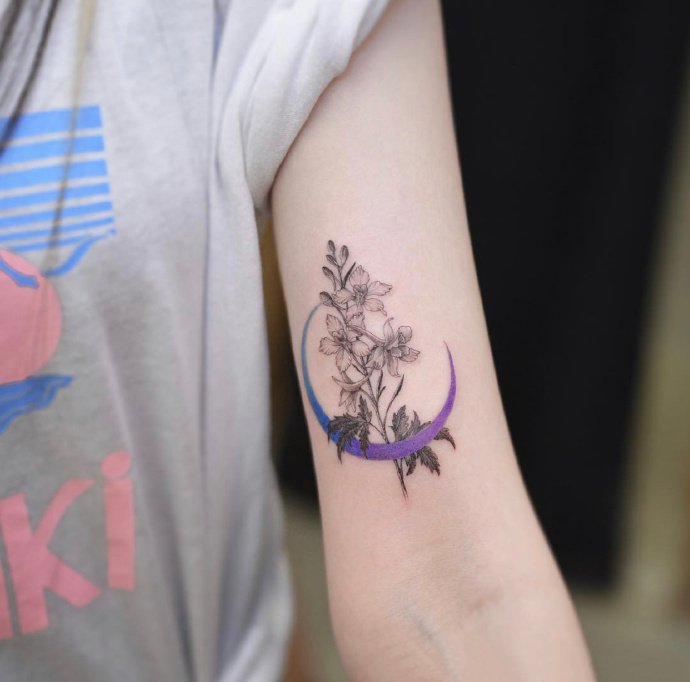 女性身上的简单小图案纹身图片9张