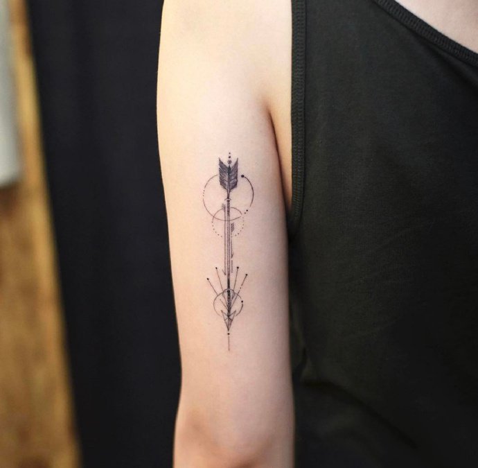 女性身上的简单小图案纹身图片9张