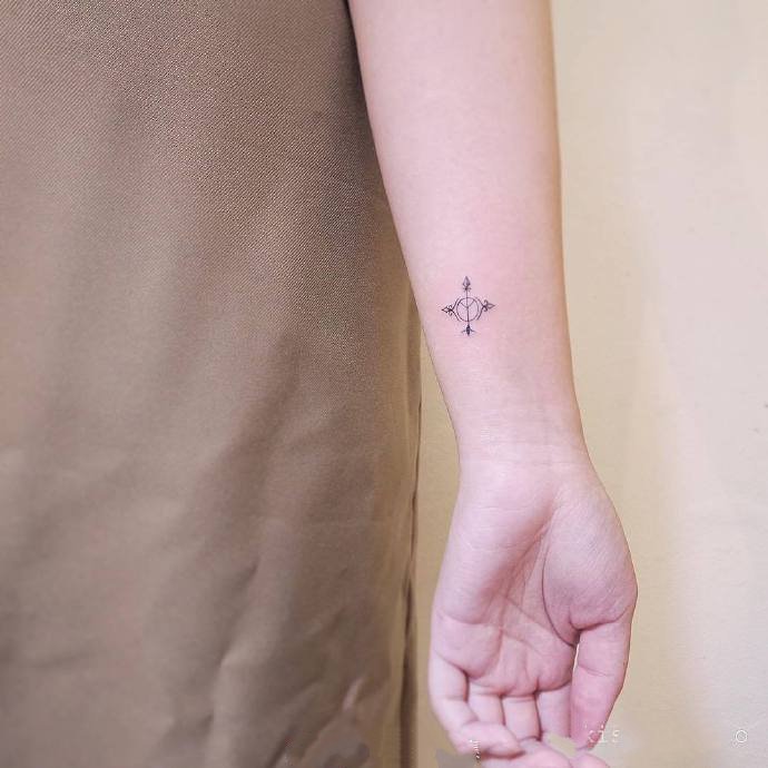 超强符号感的9张手腕脚踝纹身图片