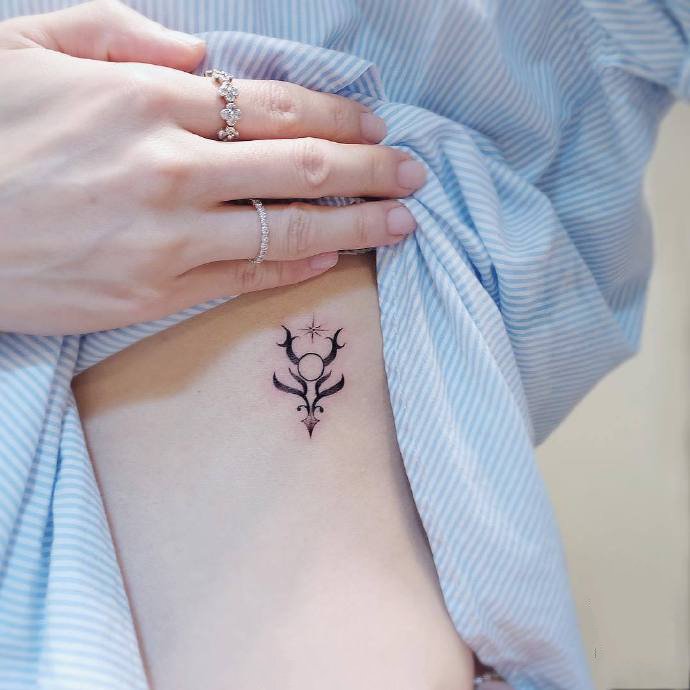 超强符号感的9张手腕脚踝纹身图片