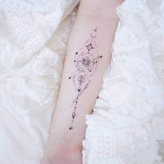 超强符号感的9张手腕脚踝纹身图片