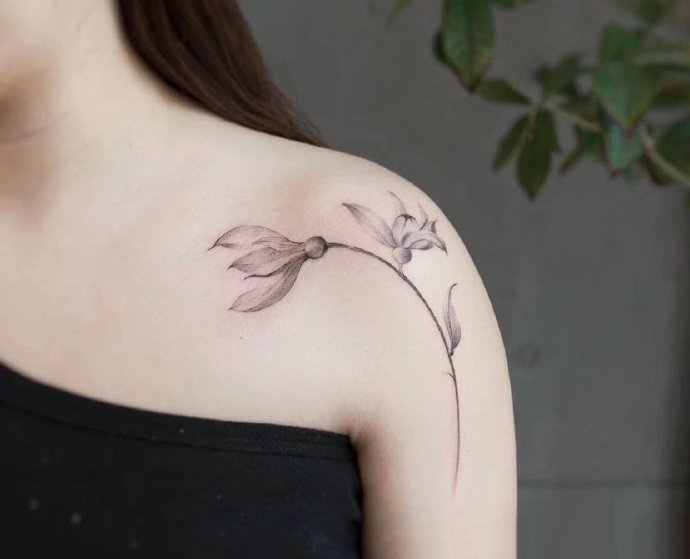 女性身上的清新小图纹身图片9张