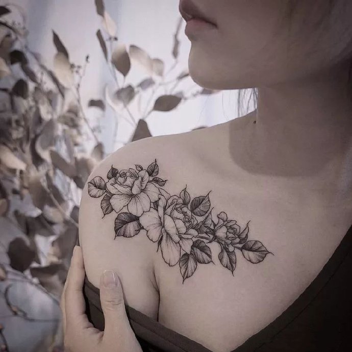 简约不过时的素花纹身图片9张