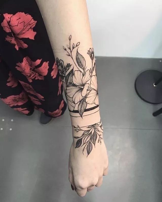 简约不过时的素花纹身图片9张