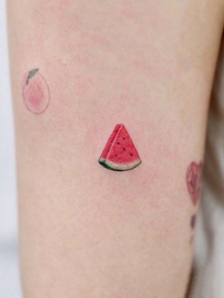 小清新的红色水果纹身图片9张