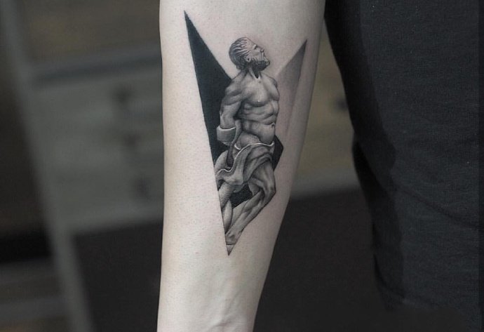 手臂上的黑灰小图案纹身图片9张