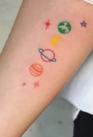 一组可爱到爆彩色小纹身图案