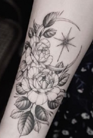 一组绝美的素描花纹身图案