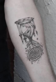 黑灰沙漏的9款纹身作品