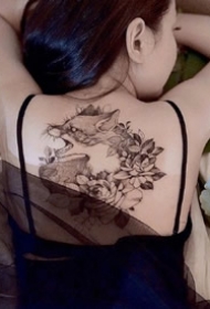 一组女生性感背部纹身图案