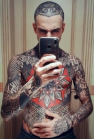 个性帅气的一组欧美纹身帅哥写真图片赏析