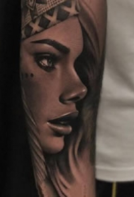 一组欧美写实女人手臂纹身图案