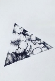 圆形和三角形里搭配花朵的纹身素材图片