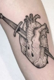 纹身心脏图 一组创意的9张心脏纹身图片