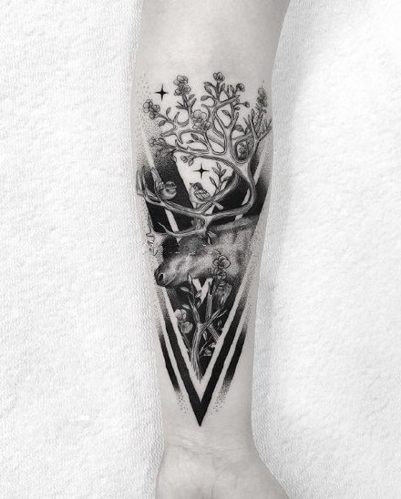 手臂鹿纹身 9款黑灰色的包臂鹿头纹身图案
