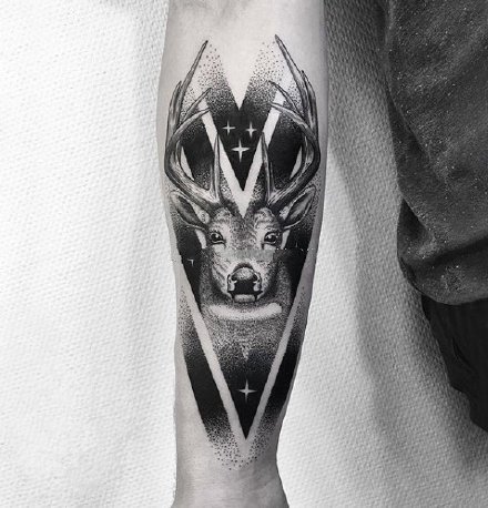 手臂鹿纹身 9款黑灰色的包臂鹿头纹身图案