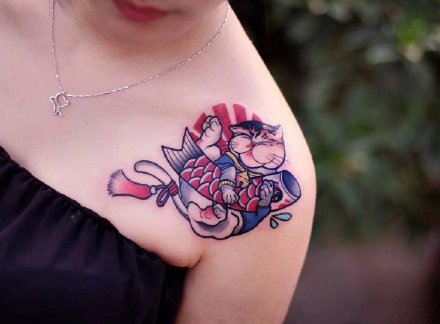 女生肩部的9张唯美school肩花纹身图片