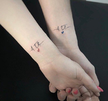 情侣黑灰色的9款极简小纹身图片