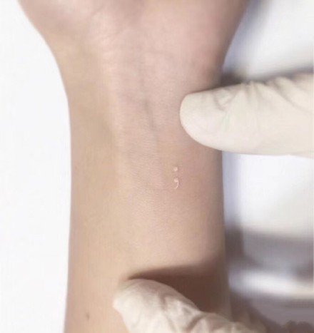 白色纹身 9款神奇的白色隐形极简小纹身效果图