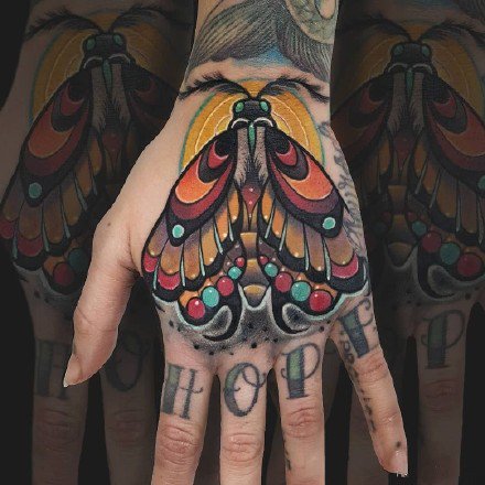 飞蛾纹身 9款彩色school风格的飞蛾子纹身图片