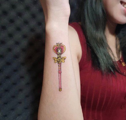 一组美少女战士的变身器权杖纹身图案