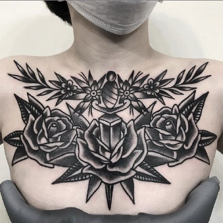 oldschool风格的一组大花胸纹身图片