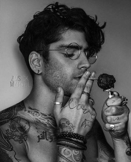 纹身型男 适合当QQ微信头像的9款国外的纹身帅哥图片