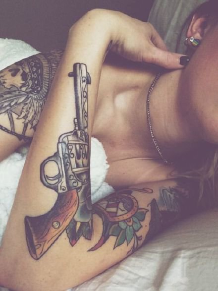 纹身手枪图 帅气的9款枪主题纹身图案