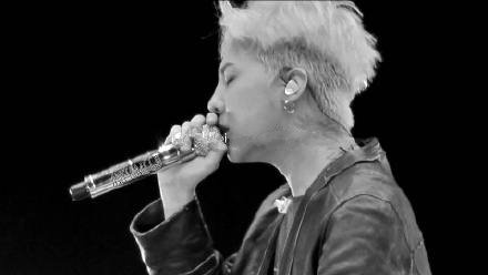 权志龙纹身图片-9款纹身帅哥权志龙的照片欣赏