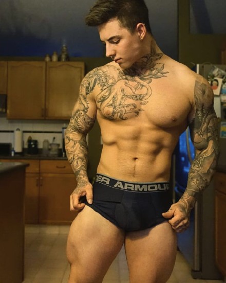 欧美的一组纹身肌肉型男帅哥图片