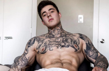 欧美的一组纹身肌肉型男帅哥图片