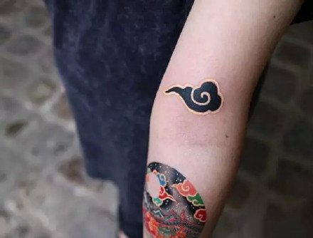 手腕脚踝等部位的17款祥云纹身图片