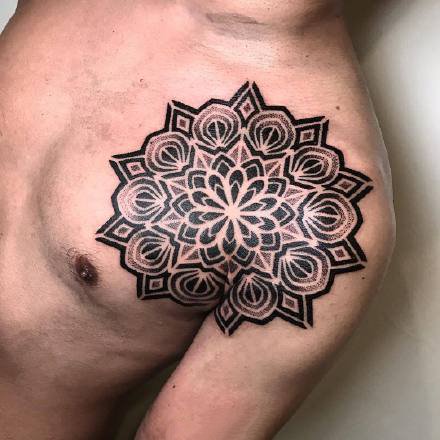 男性肩部的一组点刺梵花纹身图片