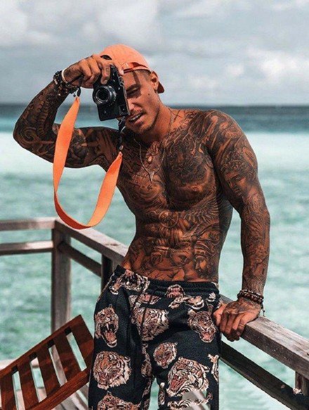 肌肉纹身帅哥的9款摄影生活照片