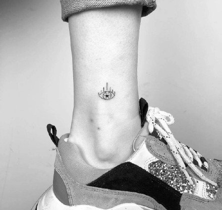 脚踝位置的一组极简小纹身图案赏析