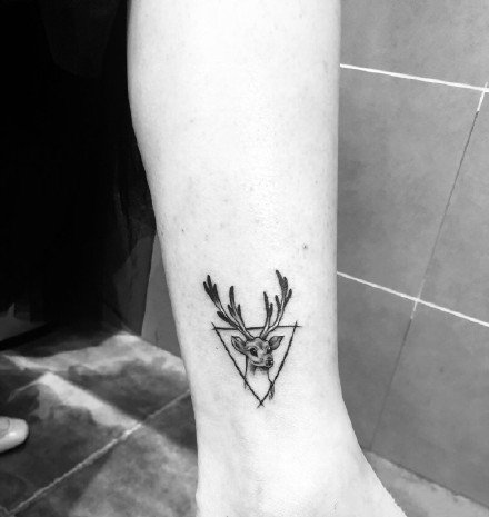 小鹿角纹身 黑色的9款小鹿角纹身图片