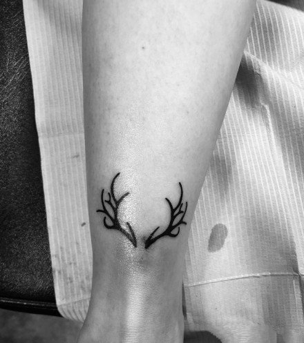 小鹿角纹身 黑色的9款小鹿角纹身图片