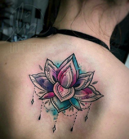 水彩荷花纹身 女生背部几款水彩色荷花纹身图案