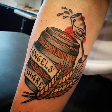 酒杯和酒瓶的一组酒主题纹身图片