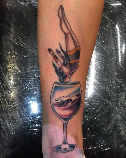 酒杯和酒瓶的一组酒主题纹身图片