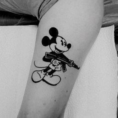 一组黑灰色的小米老鼠纹身图片