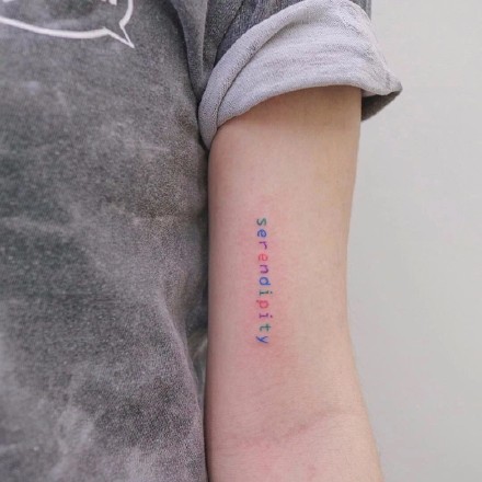 多彩的一组9款小英文字母纹身图片