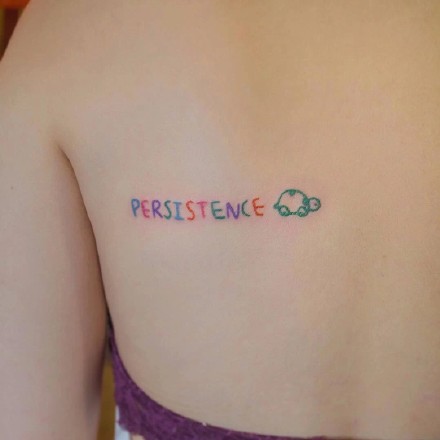 多彩的一组9款小英文字母纹身图片